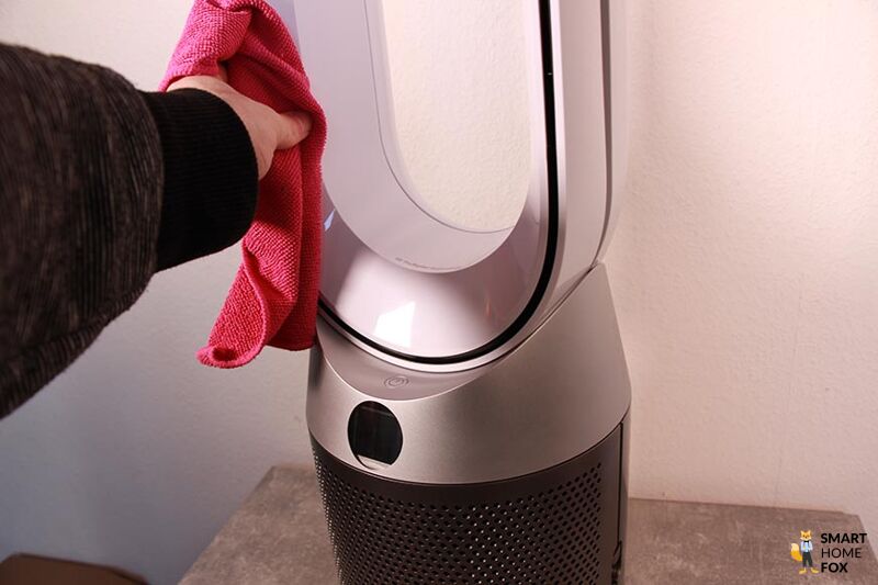 Das Gehäuse des Dyson Purifier Cool Autoreact TP7A Luftreinigers wird mit einem weichen und fusselfreien Tuch gereinigt